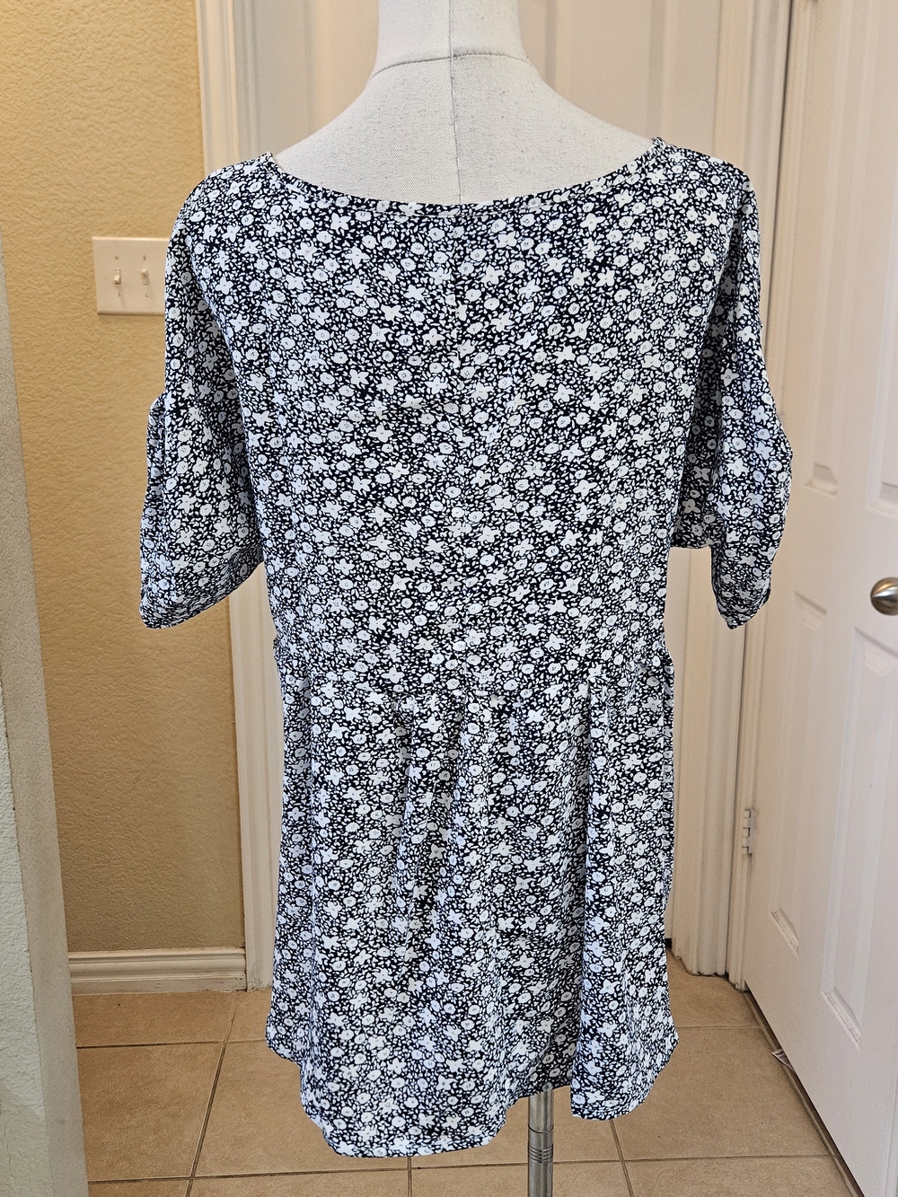 Emery Rose Navy Floral Babydoll Blouse – Size Small - Picture 9 of 10